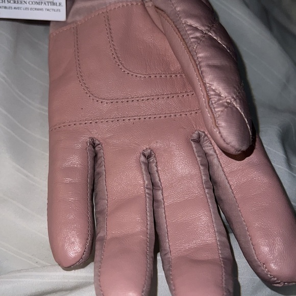 UGG Touchscreen Compatible Quilted Gloves with Genuine Shearling Trim - Picture 4 of 7